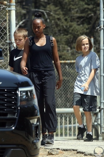 Тростинка: исхудавшая Анджелина Джоли в легинсах и футболке на прогулке с детьми