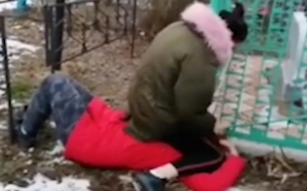 В Ростовской области школьницу жестоко избили подростки на кладбище Эксклюзивное видео по ссылке: