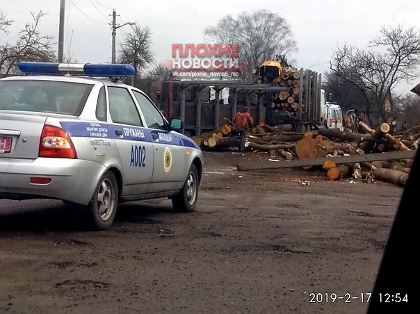 В воскресенье в Ружанах (Пружанский район) произошло серьезное ДТП, в результате которого бревна из