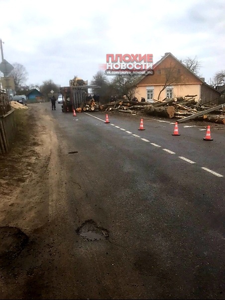 В воскресенье в Ружанах (Пружанский район) произошло серьезное ДТП, в результате которого бревна из